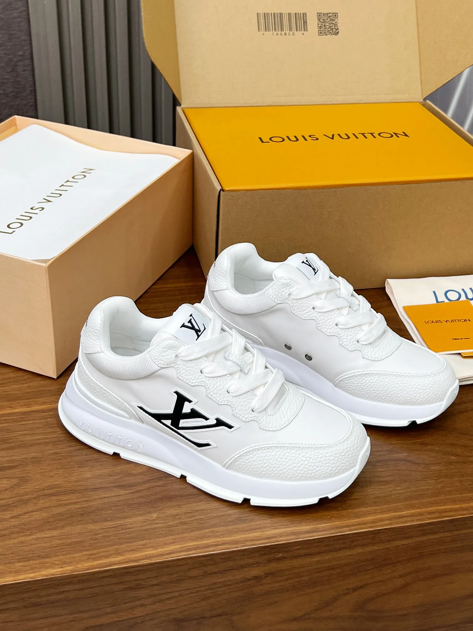 👟👟Ex-factory price 680👟👟 Men's size +10 LV Louis Vuitton L Jialu brand thick-soled casual couple sneakers🔥🔥🔥 Made of smooth cow leather and elegant design, can be easily integrated into various styles. The eye-catching LV letters are marked on the side of the shoe, and the lightweight rubber outsole is embellished with the Vuitton logo ▪️ Sole thickness: 4CM. The counter specializes in the latest casual shoes and new hard goods 🆕 ❥Purchase level! Full of high-end feel! A popular model among bloggers at home and abroad, it’s retro and fashionable and looks amazing on your feet! Wear a lot of happiness! The official website’s main recommendation★ ▪️Upper: Original custom-made imported calfskin fabric ▪️Inner lining: breathable gauze imported from Italy ▪️Outsole: rubber foam ➕tpu high-end outsole ▪️Shoe size: women’s 35-41, (women’s 41 is custom-made). Men's clothing 39-46 (45-46 customized).